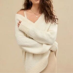 NWOT Aerie Women's Oversized V-Neck Off White Super Soft and Cozy Swea